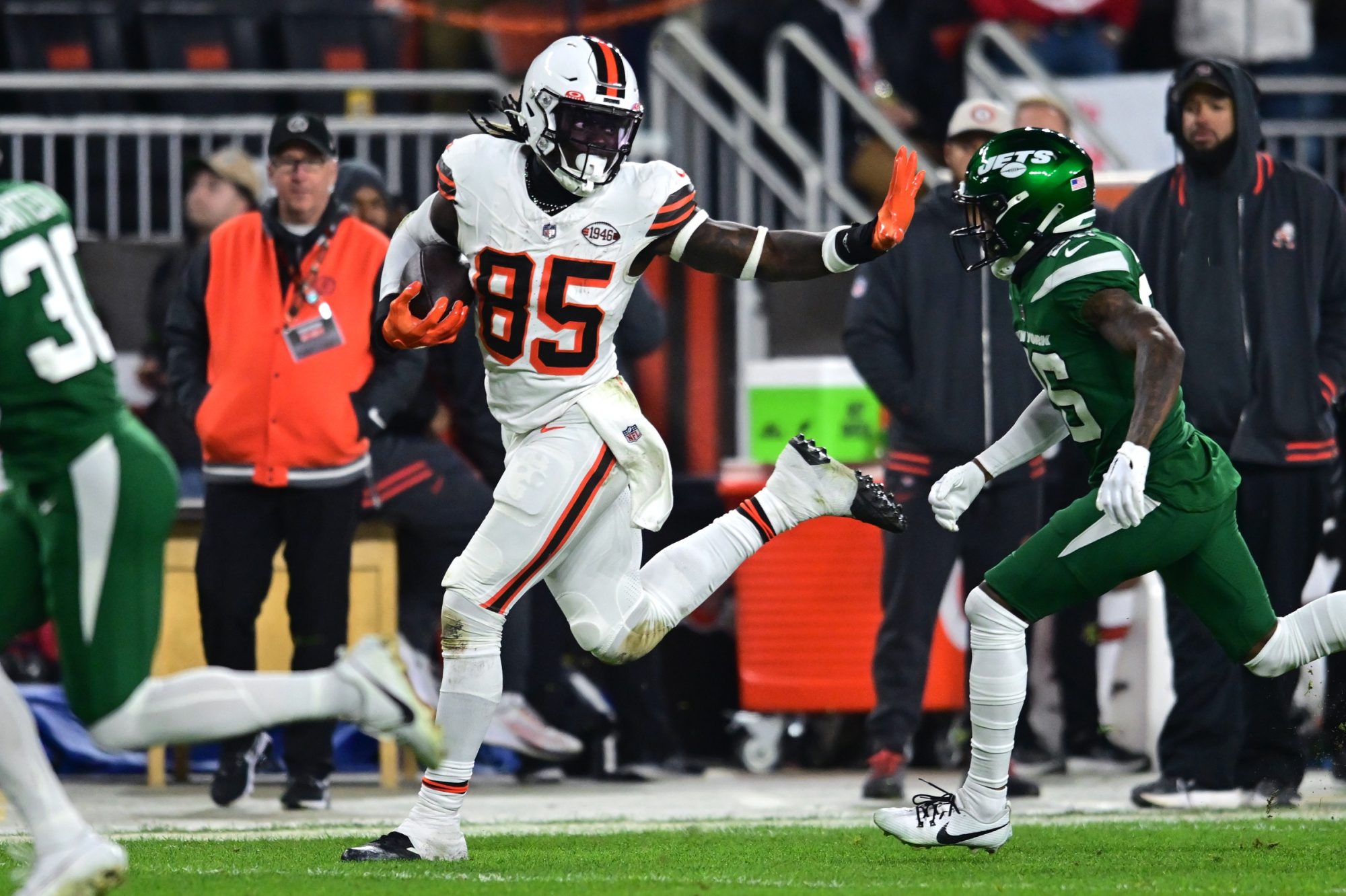 Dec 28, 2023; Cleveland, Ohio, USA; Cleveland Browns tight end David Njoku (85) runs with the ball after a catch against the New York Jets during the first half at Cleveland Browns Stadium.