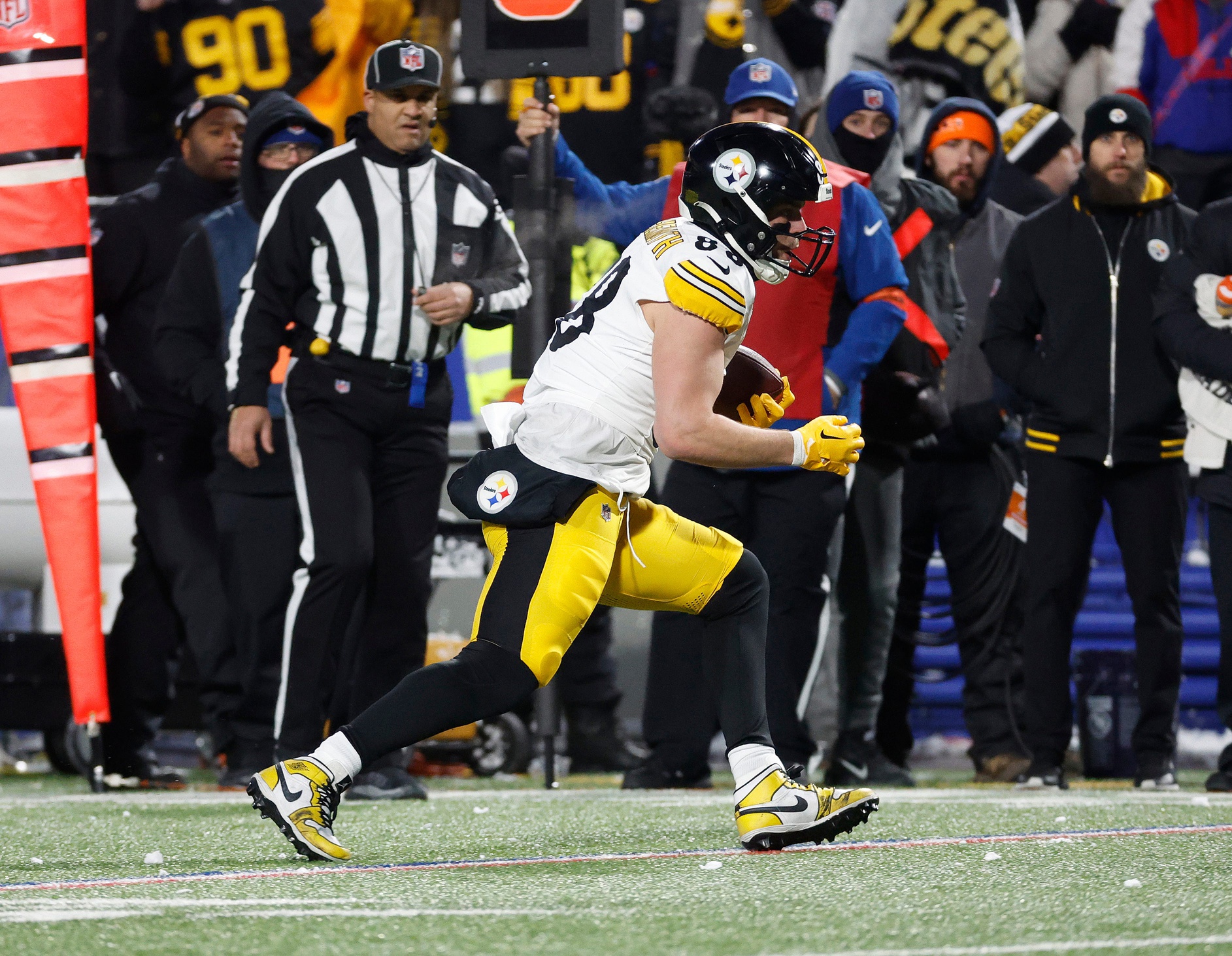 Pittsburgh Steelers tight end Pat Freiermuth (88) looks for yards after a catch against the Bills.