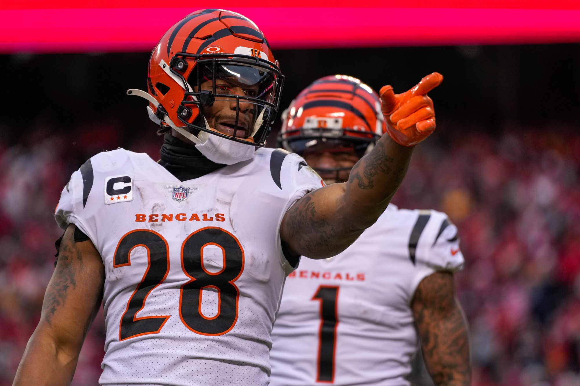 Joe Mixon (Cincinnati Bengals) points towards the crowd.