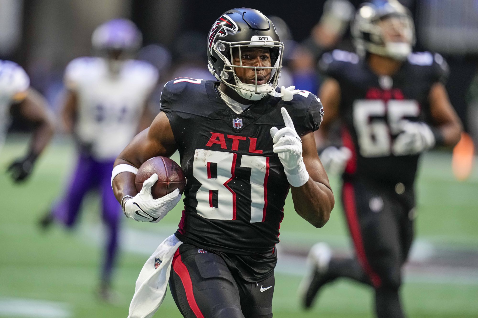 Nov 5, 2023; Atlanta, Georgia, USA; Atlanta Falcons tight end Jonnu Smith (81) runs for a touchdown after a catch against the Minnesota Vikings during the second half at Mercedes-Benz Stadium.