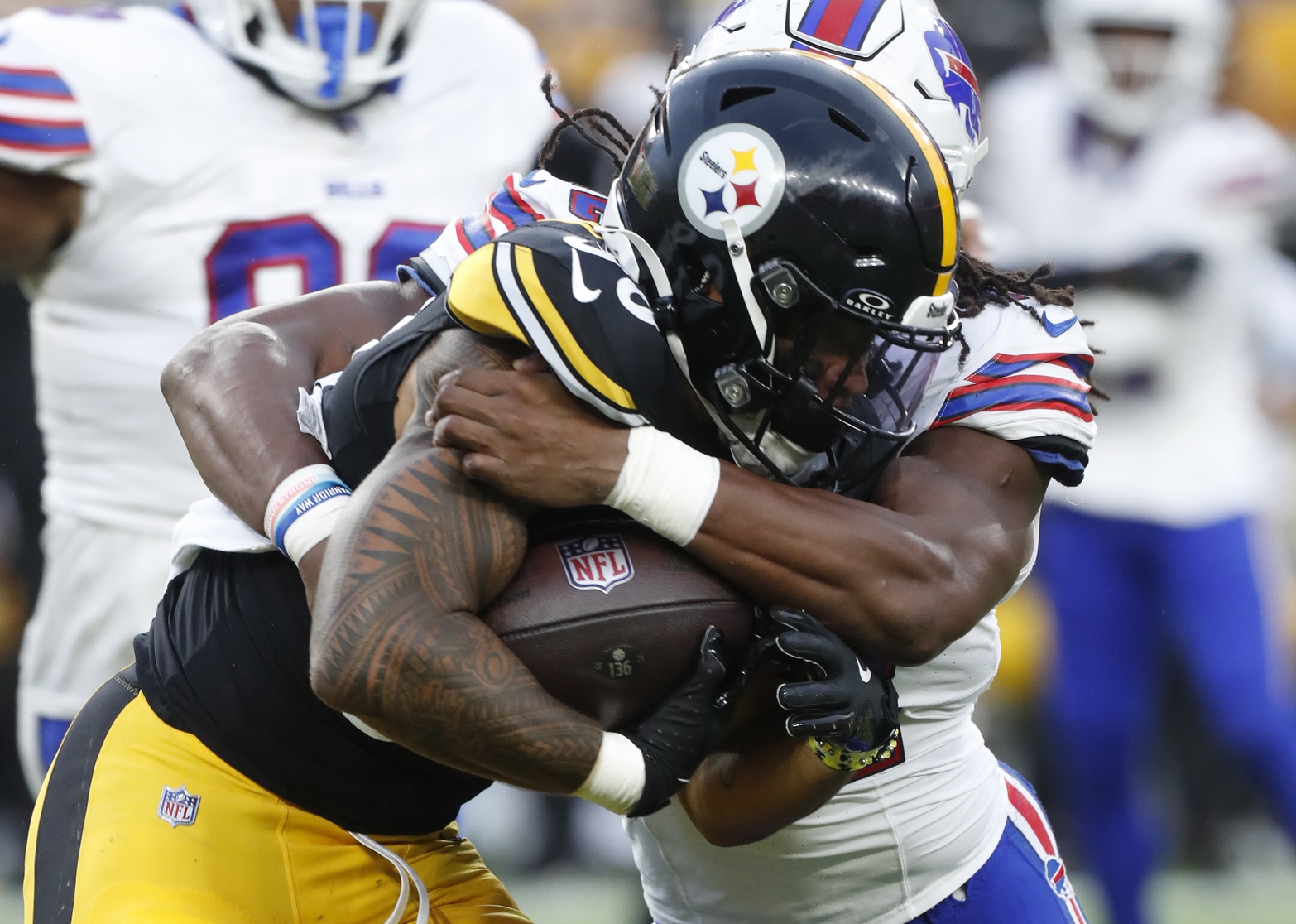 Aug 17, 2024; Pittsburgh, Pennsylvania, USA; Pittsburgh Steelers running back Jalen Warren (30) carries the ball against Buffalo Bills linebacker Dorian Williams (42) during the second quarter at Acrisure Stadium.