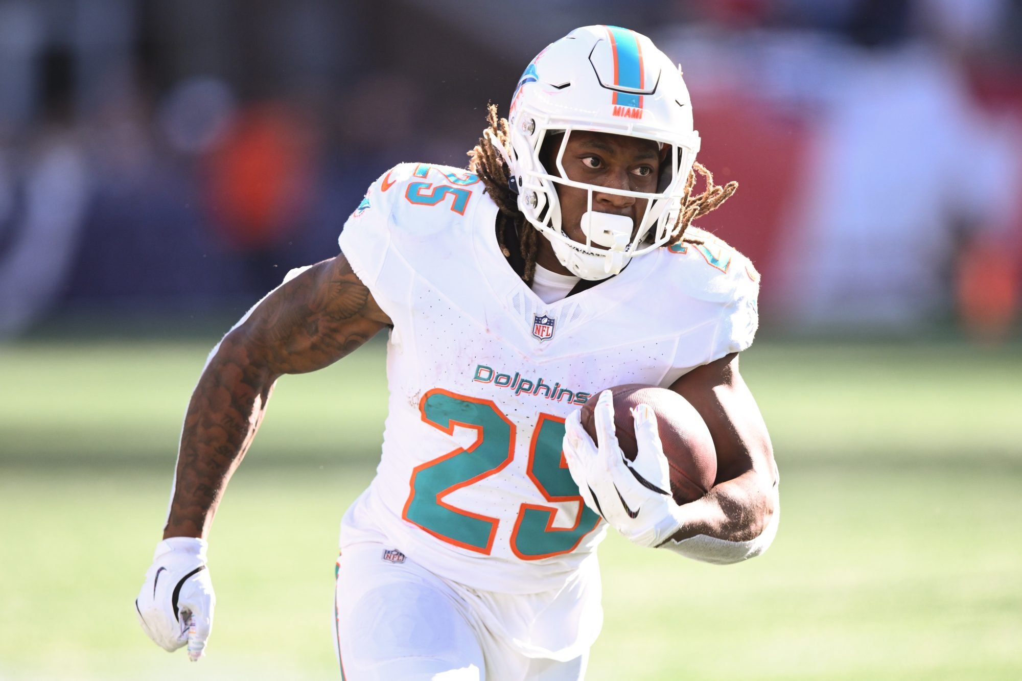 Oct 6, 2024; Foxborough, Massachusetts, USA; Miami Dolphins running back Jaylen Wright (25) runs against the New England Patriots during the second half at Gillette Stadium.