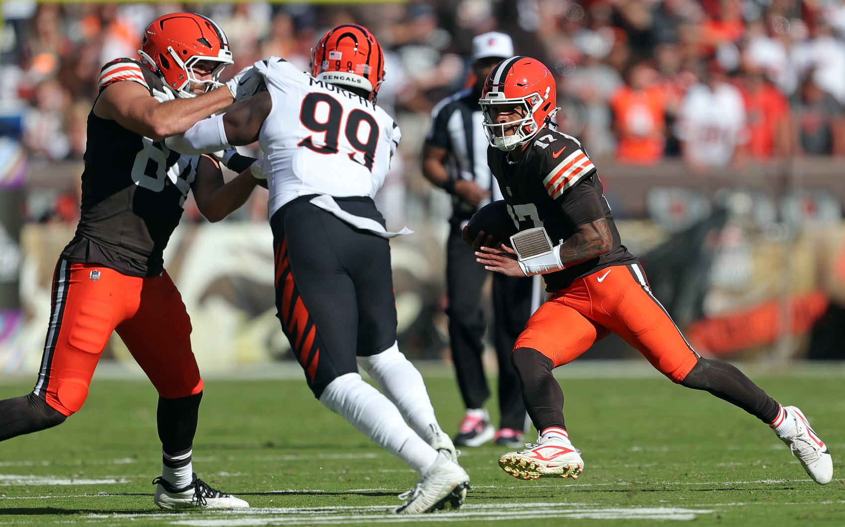 Cleveland Browns quarterback Dorian Thompson-Robinson (17) rushes for yards past a block from tight end Geoff Swaim (84) during the second half of an NFL football game at Huntington Bank Field, Sunday, Oct. 20, 2024, in Cleveland, Ohio.