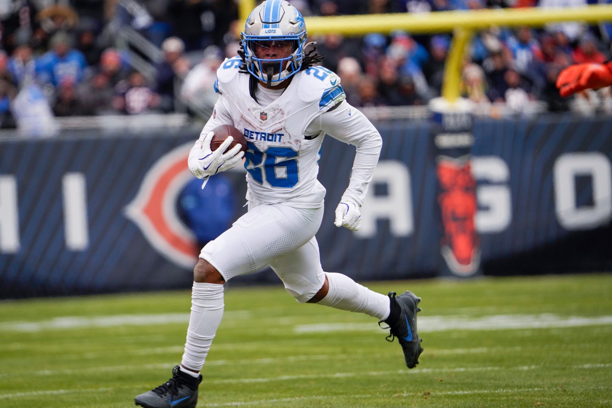 Detroit Lions running back Jahmyr Gibbs (26) runs down the field after receiving the ball at Soldier Field during a game against the Chicago Bears at in Chicago, Ill., on Sunday, Dec. 22, 2024.