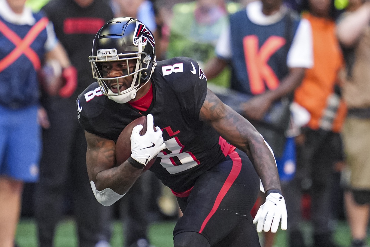 Oct 20, 2024; Atlanta, Georgia, USA; Atlanta Falcons tight end Kyle Pitts (8) in action against the Seattle Seahawks at Mercedes-Benz Stadium.